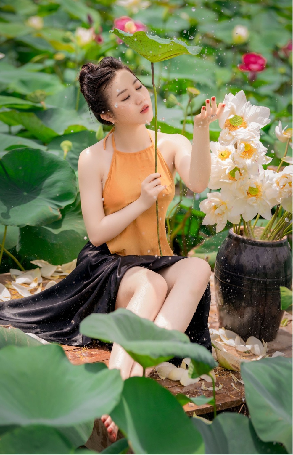 Diện áo yếm chụp ảnh với sen, làm thế nào để gợi cảm mà không phô? - 5 Diện áo yếm chụp ảnh với sen, làm thế nào để gợi cảm mà không phô? - 5