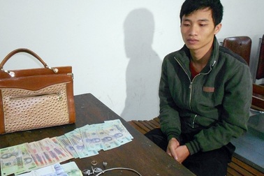 Đi xin việc làm tranh thủ cướp tài sản của người đi đường