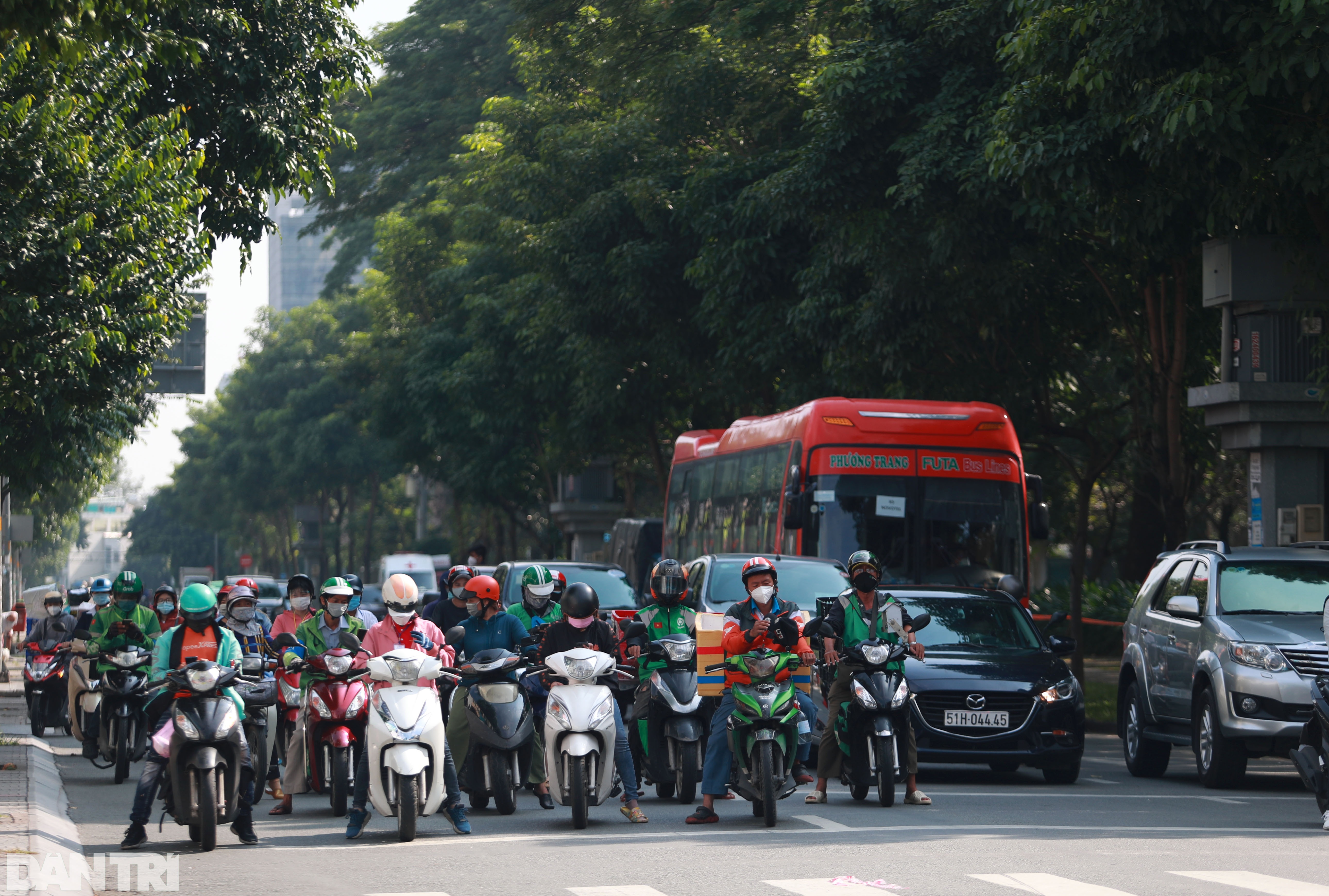 Đường phố TPHCM trước nới lỏng giãn cách: Sáng nhộn nhịp, chiều ùn ứ - 3 Đường phố TPHCM trước nới lỏng giãn cách: Sáng nhộn nhịp, chiều ùn ứ - 3
