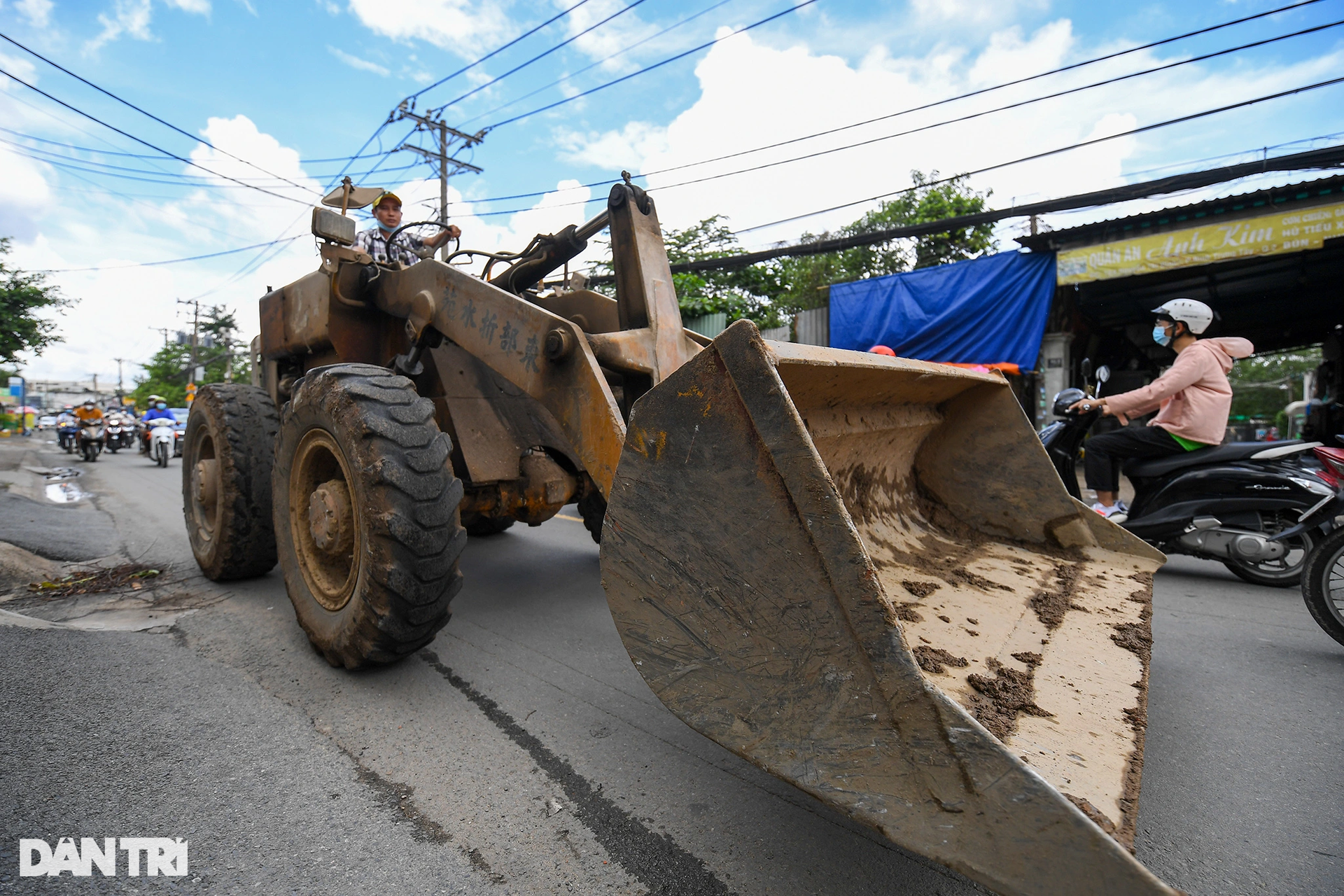 Muôn kiểu vi phạm giao thông tiềm ẩn tai nạn trên đường phố TPHCM - 12 Muôn kiểu vi phạm giao thông tiềm ẩn tai nạn trên đường phố TPHCM - 12