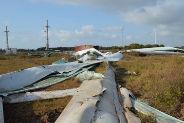 Vụ rơi cánh quạt điện gió: Dân đòi bồi thường 160 tỷ, huyện đang tìm cơ sở