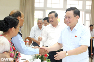 Chủ tịch Quốc hội Vương Đình Huệ tặng quà người có công cách mạng