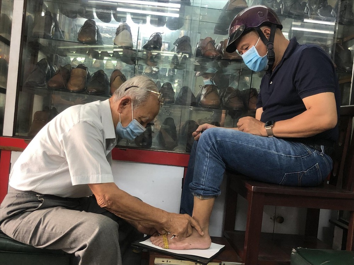 Lão nghệ nhân và tuyệt đỉnh giày độc bản - 2 Lão nghệ nhân và tuyệt đỉnh giày độc bản - 2