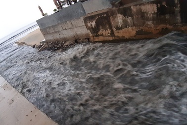 Đà Nẵng "điểm danh" loạt khách sạn, nhà hàng ven biển xả thải vượt phép