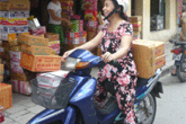 Người dân Hà Nội “lên dây cót” đón trận lũ mới