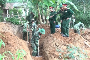 Cất bốc 2 hài cốt liệt sĩ trong vườn nhà dân