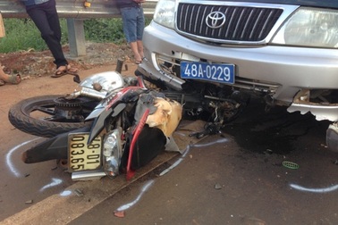 Xe ô tô biển xanh cán nát xe máy