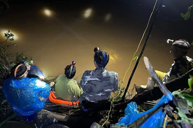 Hàng trăm người xuyên đêm băng rừng, lội suối tìm nạn nhân bị lũ cuốn