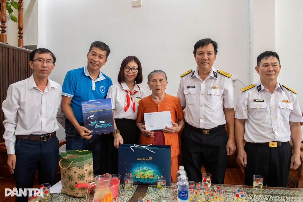 Những món quà tình nghĩa gửi đến các mẹ liệt sỹ hy sinh ở Gạc Ma - 1 Những món quà tình nghĩa gửi đến các mẹ liệt sỹ hy sinh ở Gạc Ma - 1