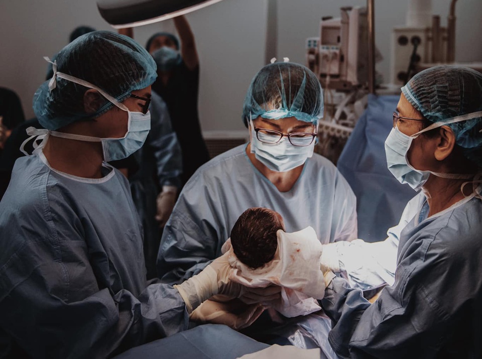 Đông Nhi chia sẻ khoảnh khắc Ông Cao Thắng căng thẳng, lo lắng chờ vợ sinh - 10 Đông Nhi chia sẻ khoảnh khắc Ông Cao Thắng căng thẳng, lo lắng chờ vợ sinh - 10