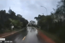 Chiếc Tucson vượt ẩu ở khúc cua, dồn xe container lật nghiêng