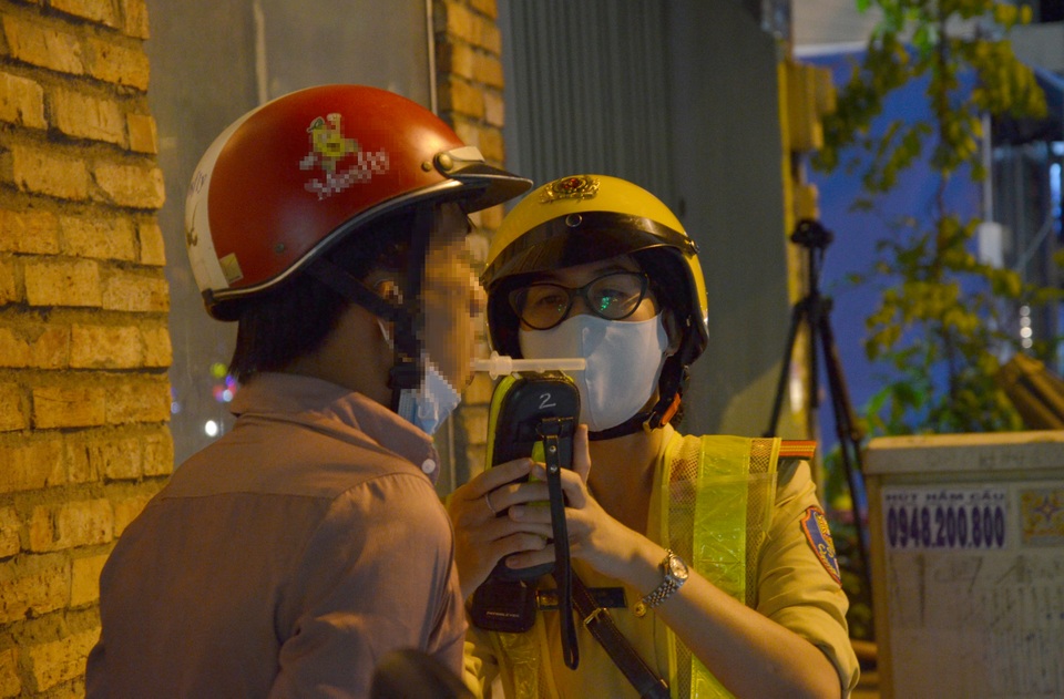Nữ CSGT đo nồng độ cồn trên “phố nhậu” ở Sài Gòn - 3 Nữ CSGT đo nồng độ cồn trên “phố nhậu” ở Sài Gòn - 3