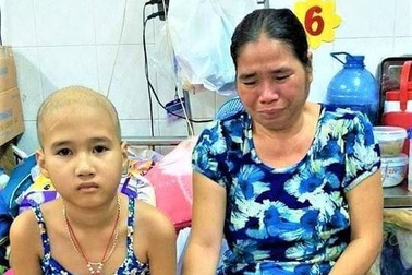 Đau nhói lòng cảnh vợ chồng tật nguyền chăm con ung thư