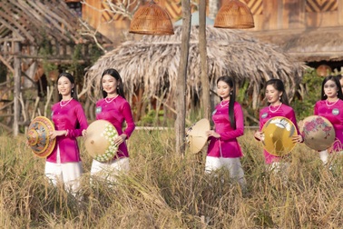 Bán kết Người đẹp Tây Đô: Thí sinh mặc áo bà ba, catwalk giữa đồng lúa