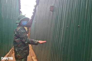 Bi hài cảnh mang chăn gối vào nhà tắm ngủ để trốn ô nhiễm