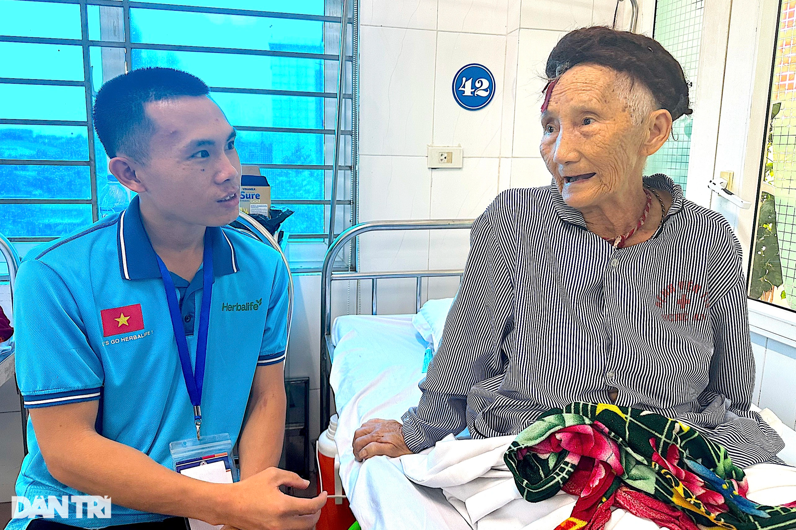Cụ bà trăm tuổi có chỏm tóc dài gần 4m - 3 Cụ bà trăm tuổi có chỏm tóc dài gần 4m - 3