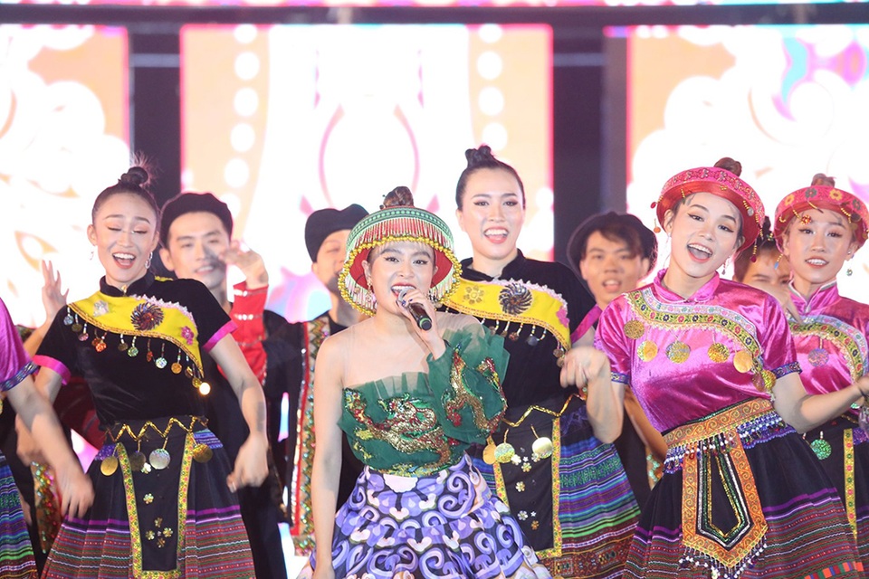 Hoàng Thùy Linh mặc cổ trang trình diễn trên sân khấu - 3 Hoàng Thùy Linh mặc cổ trang trình diễn trên sân khấu - 3