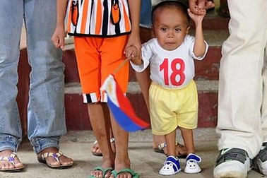 Chàng trai cao 60cm trở thành người lùn nhất thế giới 