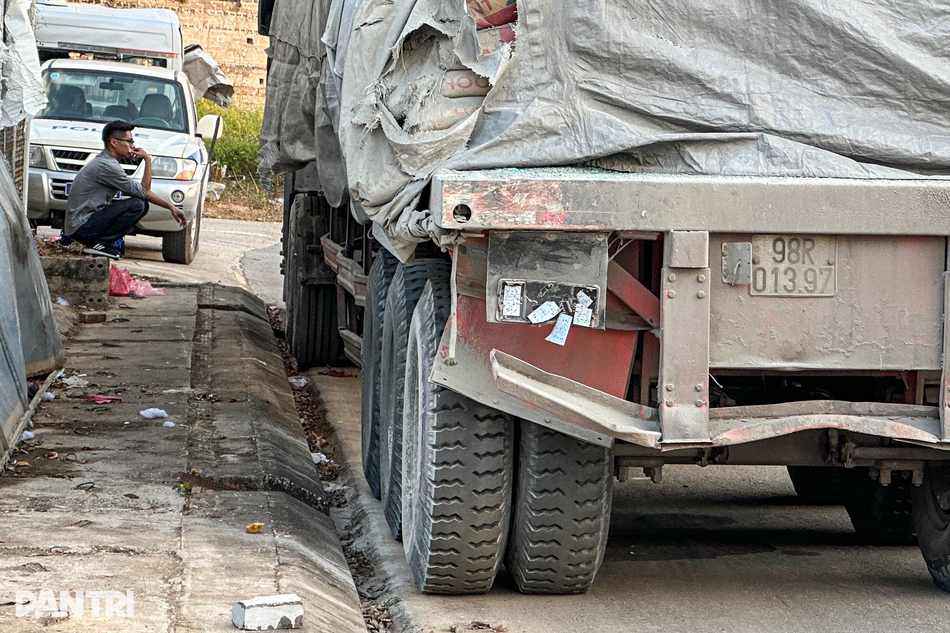 Tai nạn khiến 5 người chết ở Lạng Sơn: Cận cảnh xe 16 chỗ bị vò nát - 14