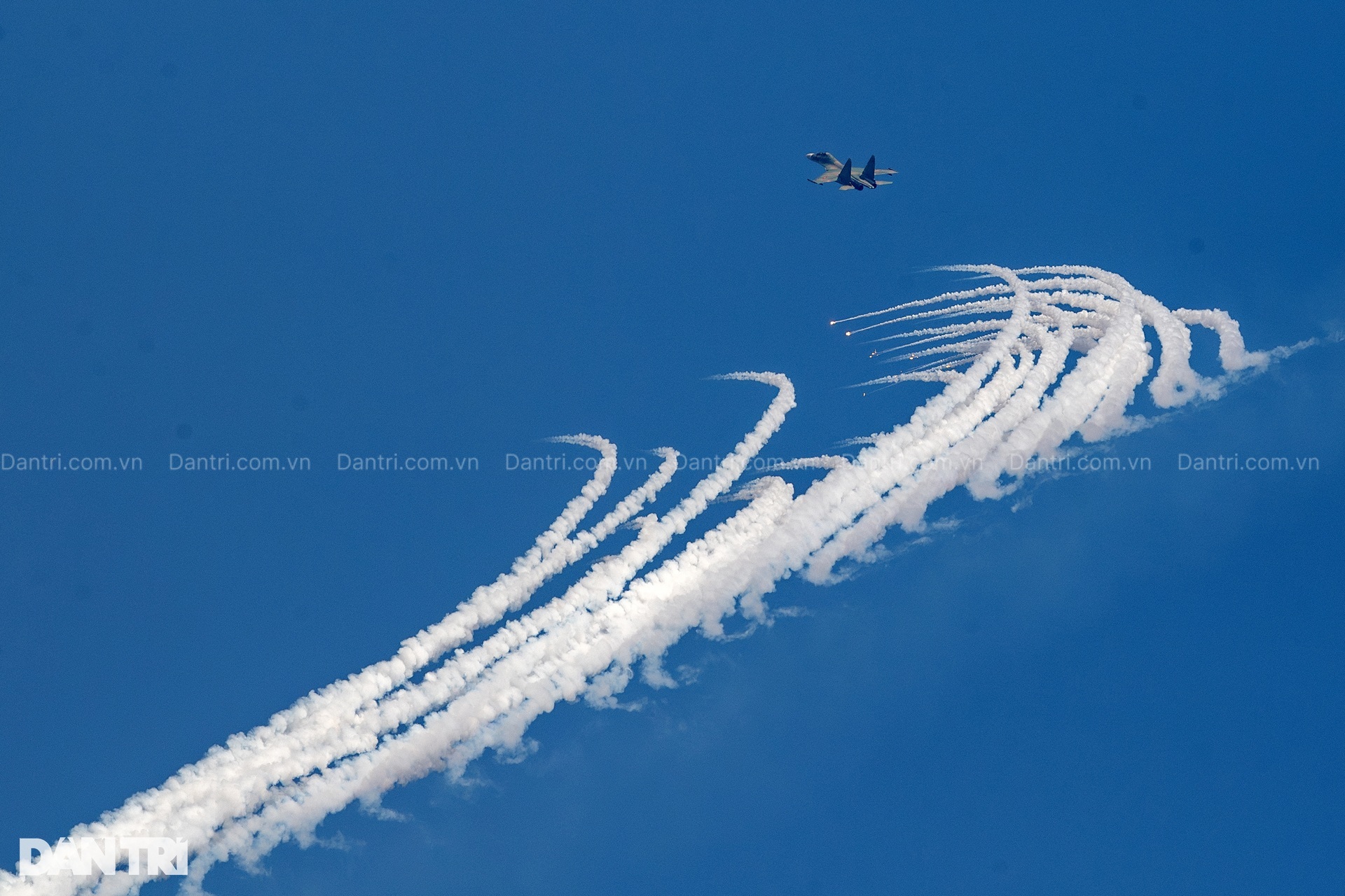 Cha đẻ bản hit 4 tỷ lượt xem hé lộ món quà đặc biệt từ phi công SU-30MK2 - 3