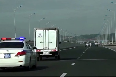 Xử lý 2 tài xế xe tải không nhường đường cho xe ưu tiên