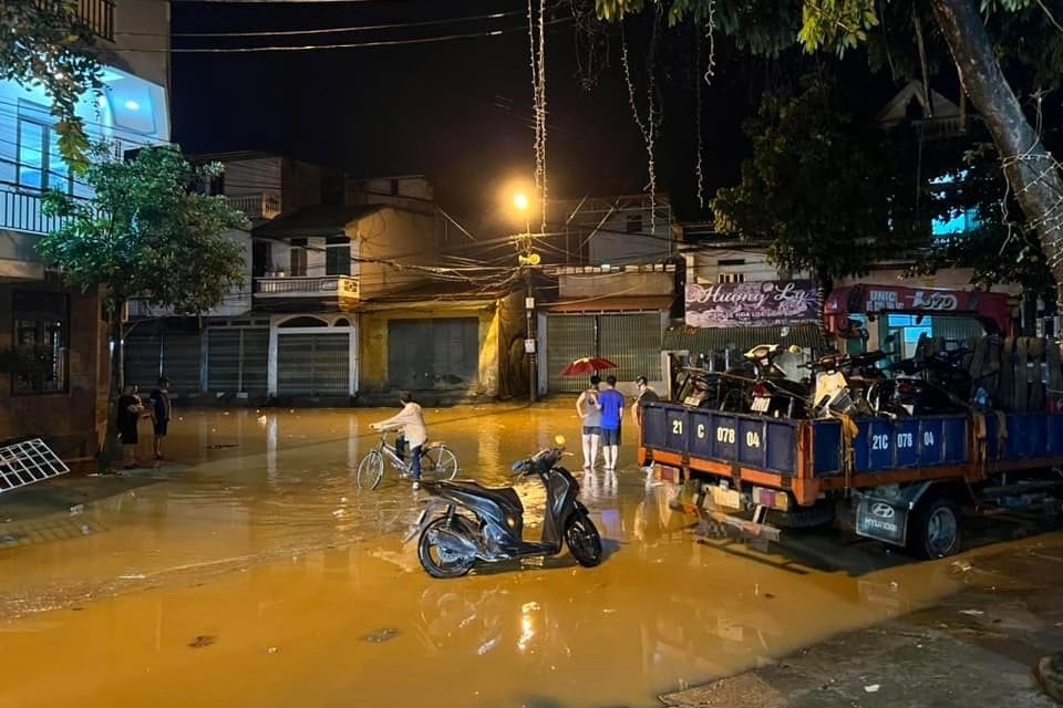 Nước sông Hồng dâng cao, người dân TP Yên Bái lại hối hả chạy lũ - 3