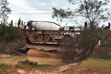 Xe chở bê tông đè sập cầu dân sinh