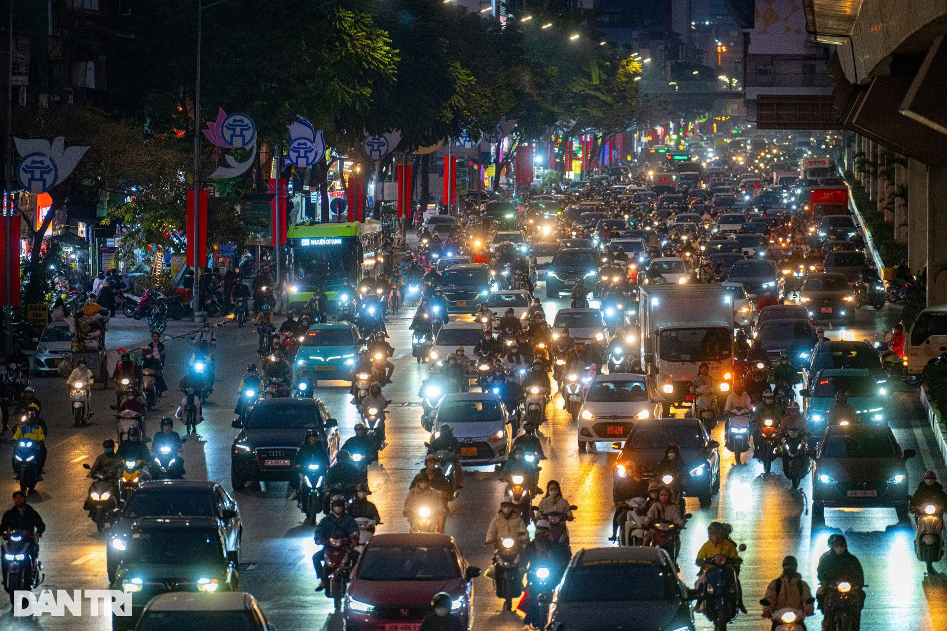 Đường phố Hà Nội, TPHCM ùn tắc cả ngày lẫn đêm dịp cận Tết Nguyên đán - 9 Đường phố Hà Nội, TPHCM ùn tắc cả ngày lẫn đêm dịp cận Tết Nguyên đán - 9