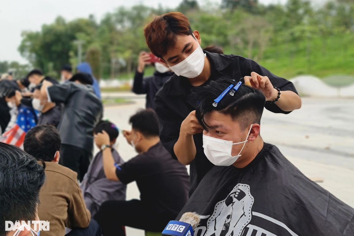 Nhóm bạn trẻ và hành trình 8 năm cắt tóc miễn phí - 2 Nhóm bạn trẻ và hành trình 8 năm cắt tóc miễn phí - 2