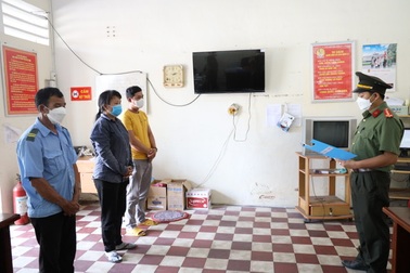 Nhiều người núp sẵn ở biên giới chờ đêm khuya để vượt biên