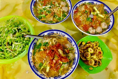 Lạ lùng bún "nhà nghèo" ăn kèm tóp mỡ, giá 10.000 đồng/bát ở Nam Định