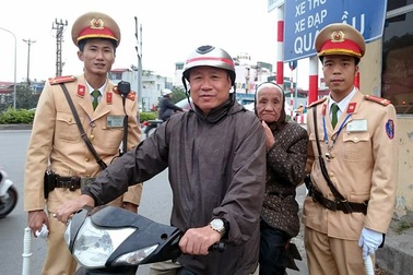 CSGT giúp đỡ cụ già lẫn trí và cháu bé đi lạc