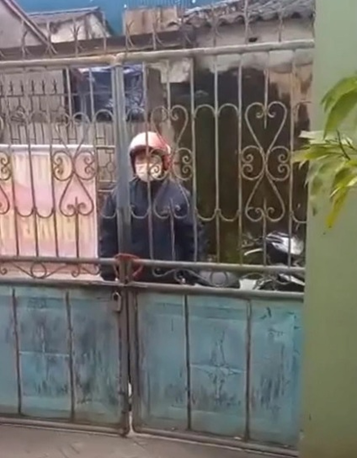 Trưởng thôn khóa trái cổng nhà F0 nhưng không để lại chìa khóa? - 1 Trưởng thôn khóa trái cổng nhà F0 nhưng không để lại chìa khóa? - 1