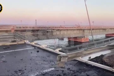 Nghi nổ trên cầu Crimea, giao thông bị chặn khẩn cấp