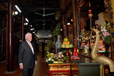 Ngoại trưởng Mỹ thăm di tích lịch sử nhà tù Hỏa Lò, chùa Trấn Quốc