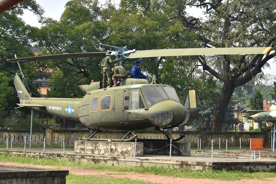 Cận cảnh tháo dỡ 4 máy bay thời chiến tại Di tích Quốc Tử Giám - 12 Cận cảnh tháo dỡ 4 máy bay thời chiến tại Di tích Quốc Tử Giám - 12