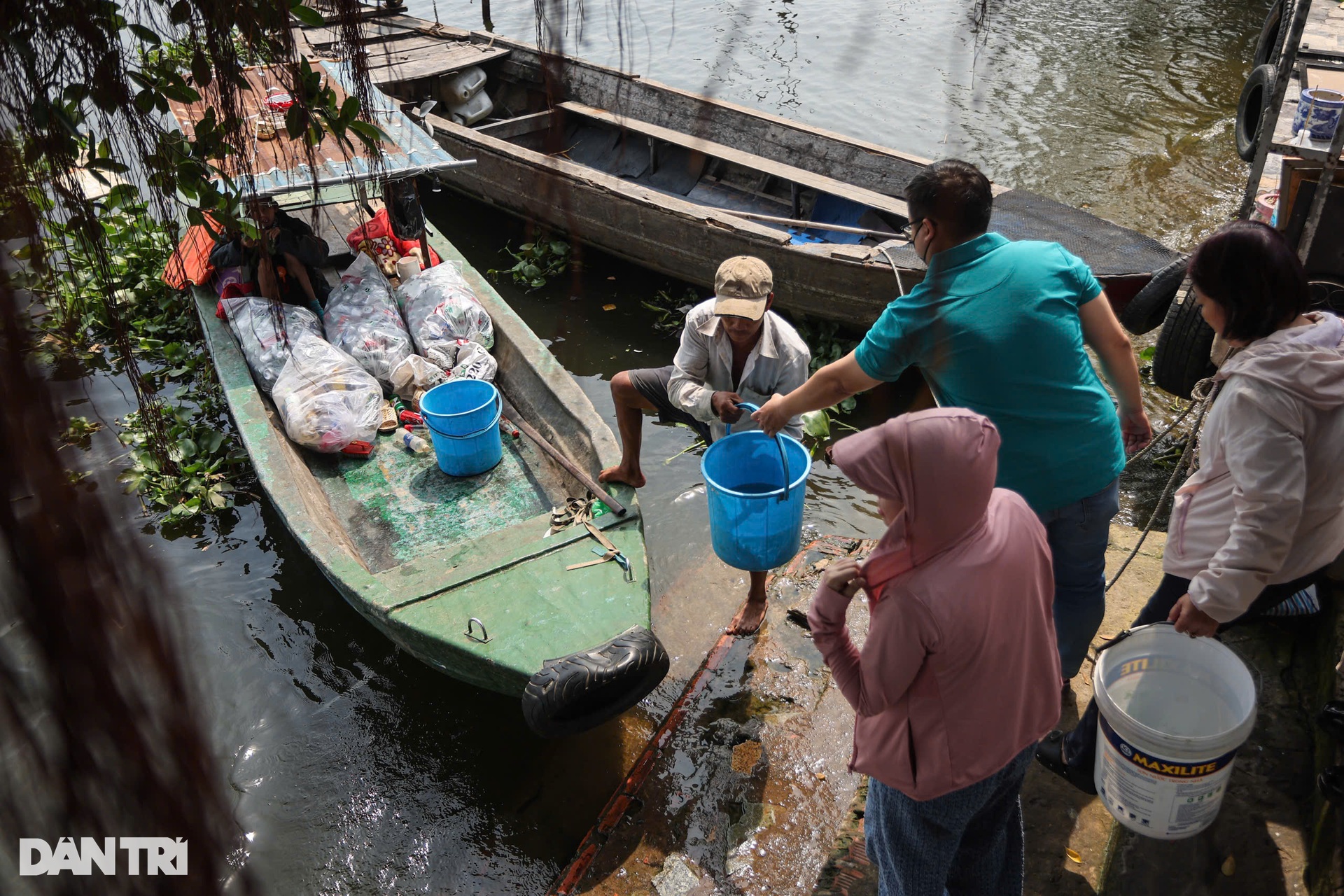 Người dân đi ghe thả cá chép, tiễn ông Táo giữa sông Sài Gòn - 2 Người dân đi ghe thả cá chép, tiễn ông Táo giữa sông Sài Gòn - 2