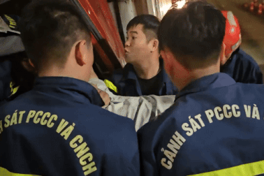 Giải cứu tài xế mắc kẹt trong cabin bẹp dúm