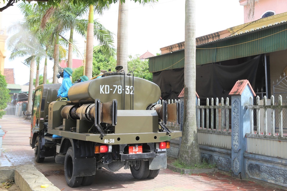Huy động 4 xe đặc chủng phun khử khuẩn khu vực có nhiều ca nhiễm Covid-19 - 5 Huy động 4 xe đặc chủng phun khử khuẩn khu vực có nhiều ca nhiễm Covid-19 - 5