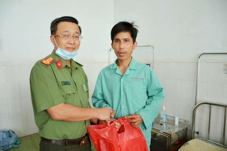 Con bac danh Cong an xa giai vay dong doi Con bac danh Cong an xa giai vay dong doi