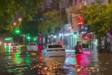 Nhiều ô tô chết máy giữa đoạn ngập sâu ở Hà đông sau cơn mưa lớn