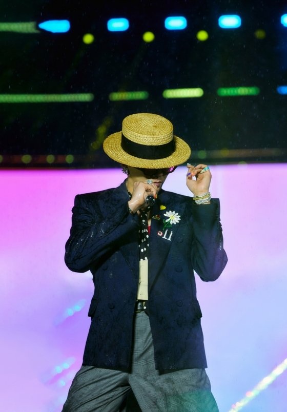 G-Dragon đăng ảnh tắm mưa, cảm ơn khán giả Việt sau đêm diễn huyền thoại - 2