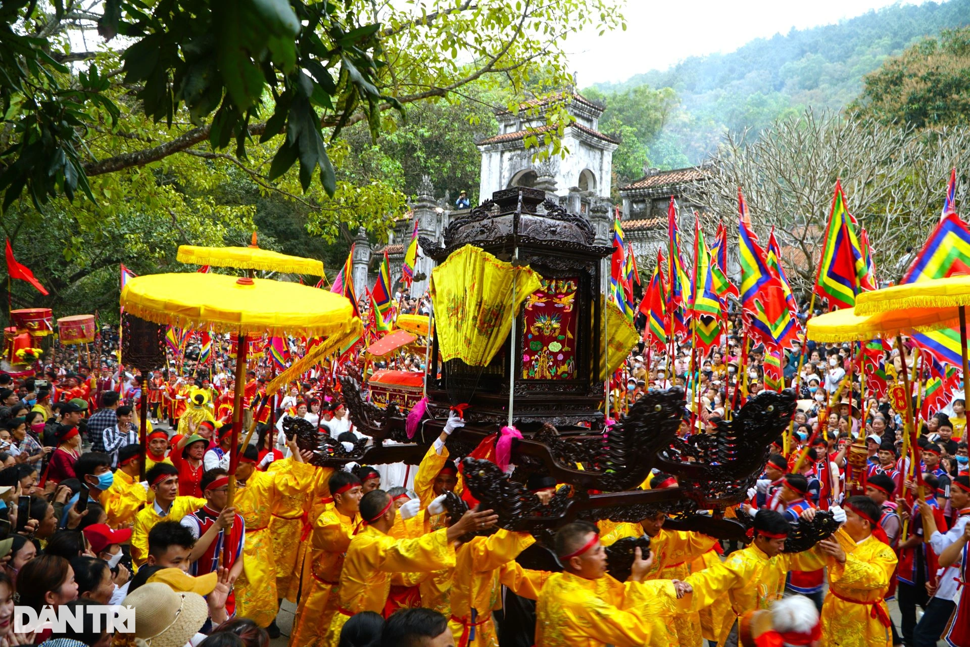 Hơn 300 người rước kiệu chạy vòng quanh tại lễ hội đền Bà Triệu - 7