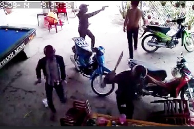 Truy tìm nhóm đối tượng mang súng, mã tấu đập phá nhà dân