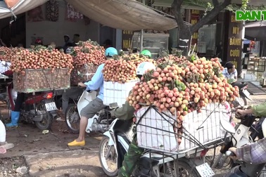 Chợ vải Bắc Giang nhộn nhịp vào mùa