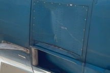 Nhân viên lái xe nâng làm móp vỏ máy bay