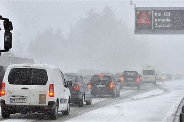 Tuyết lạnh châu Âu khiến 650 người chết, 100 ô tô đâm liên hoàn