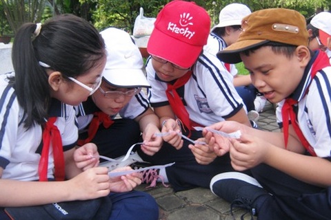 Giáo dục và chuyện sản phẩm đồng loạt