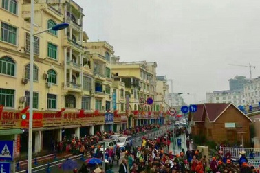 Khách du lịch Trung Quốc đổ xô qua cửa khẩu Móng Cái