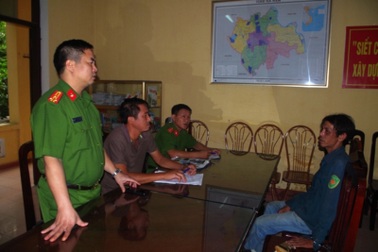 Bắt “cẩu tặc” dùng súng điện chống trả Công an